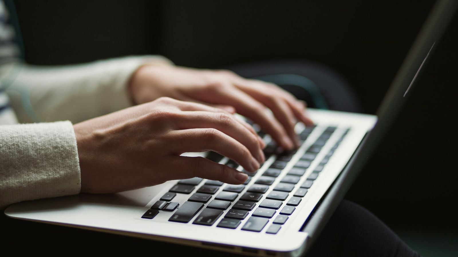 What an AI consultant does (and how it differs from a digital agency)